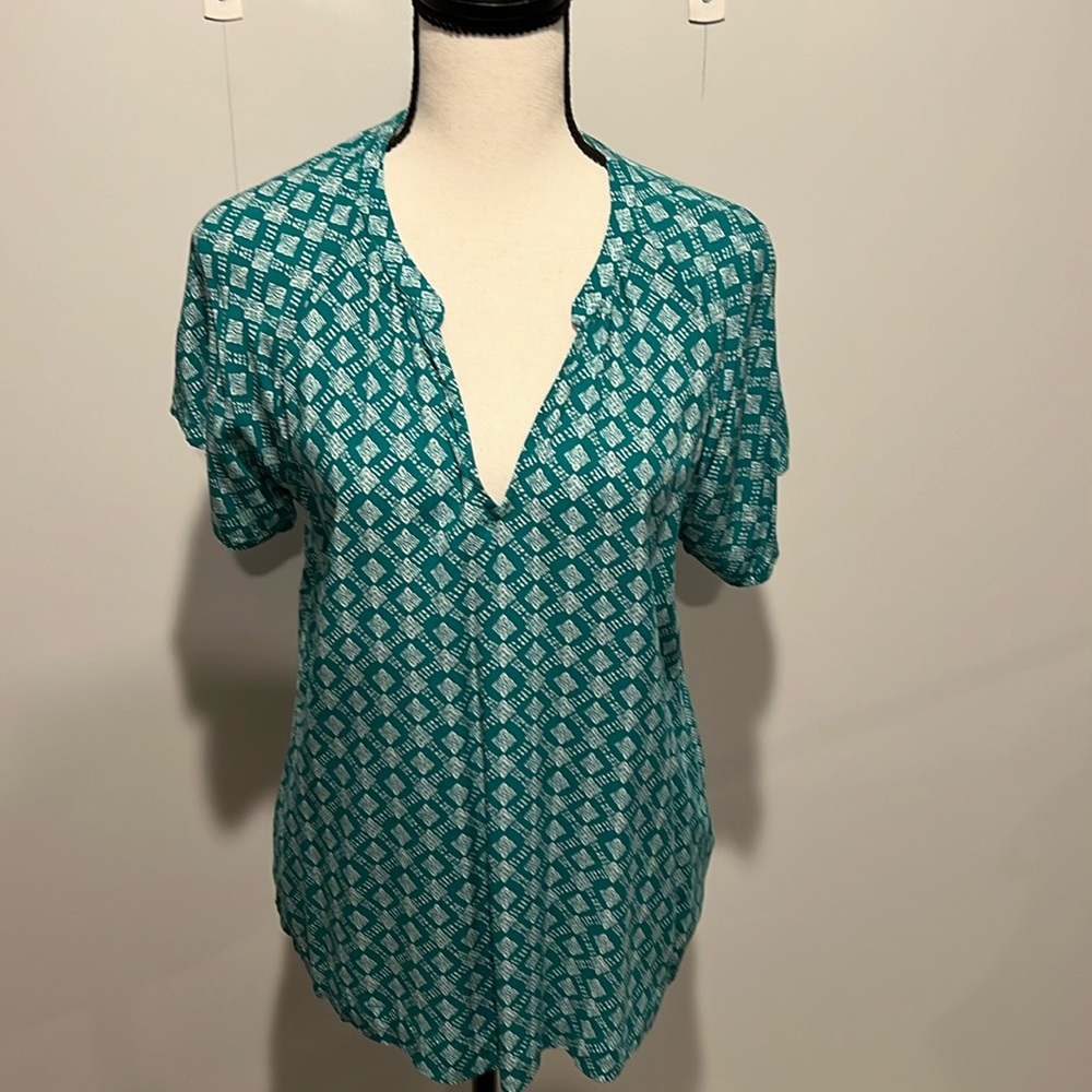 Gorgeous lightweight, short sleeve blouse. Size L